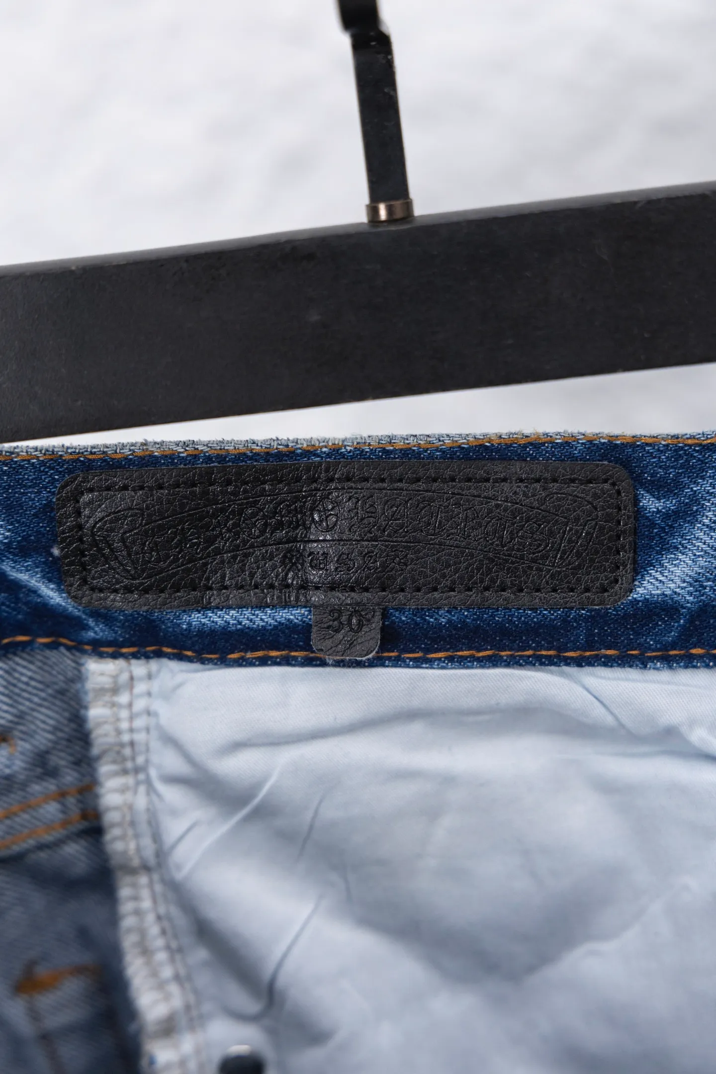 P320 model number/F095 CH Chromehearts blue graffiti cross patchwork leather heavy-duty cow king jeans, cabinet price 34W level, patchwork cross pattern embellishment, washed jeans! ! An absolutely high-end luxury product, a 1.9W-level god-level single product, a super popular product, made by top heavy industry, a magic weapon that cannot be missed!  [About Zangyin] This is an extremely luxurious fashion brand that can also be called the aristocracy of the high street. It has always been an exclusive brand for some hipsters or rich second generations. Compared with ordinary high streets, it is more luxurious and noble. Compared with luxury brands, it is more fashionable and individual. It has always been a brand that I have a special liking for. [Top heavy industry fashion design] Consistently high-street luxury style. Speaking of this style, the Zangyin family and GU family are definitely the leading representative brands. Especially the Zangyin family has really achieved a state-of-the-art effect in creating high-street style. The unique washed material is used to create this style. The color system is already quite eye-catching. After it is decorated with patchwork cross flowers, it cleverly highlights the charm of the brand. Secondly, this style uses classic The high-waist cutting design highlights the long legs and fashionable temperament of the upper body. The brand is highly recognizable and the slim fit configuration is more suitable for daily wear. It is a product that interprets personality, fashion, and specifications at a glance. This single product is enough to make any fan excited. It can be a white T-shirt for a youthful college style, or a tight suspender for a royal style. It has strong matching ability and can be easily controlled by men.   [Materials and craftsmanship] Needless to say, this point goes without saying. As an excellent craftsman brand, Zangyin’s requirements for details and craftsmanship are really perfect. The washed color of this model has gone through so many processes, not to mention the embellishment of denim appliques. It is also purely hand-made and sewn. Just like what they believe in, only hand-made things have soul and have the meaning of wear. A top-notch heavy-duty fashionable denim item, I look forward to your perfect interpretation! !   Color: Blue Version: Loose